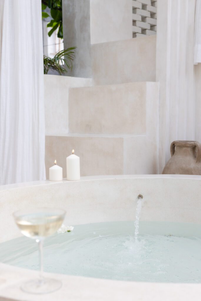 whirpool bathtub with champagne glass

